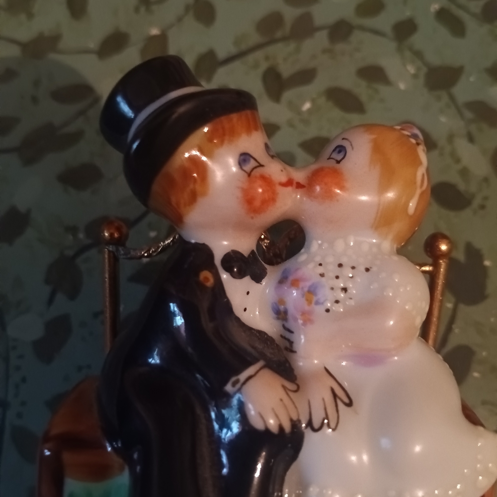 Limoges Romantic Kissing Couple. Brass Trinket Box - Black, White, Green, Gold